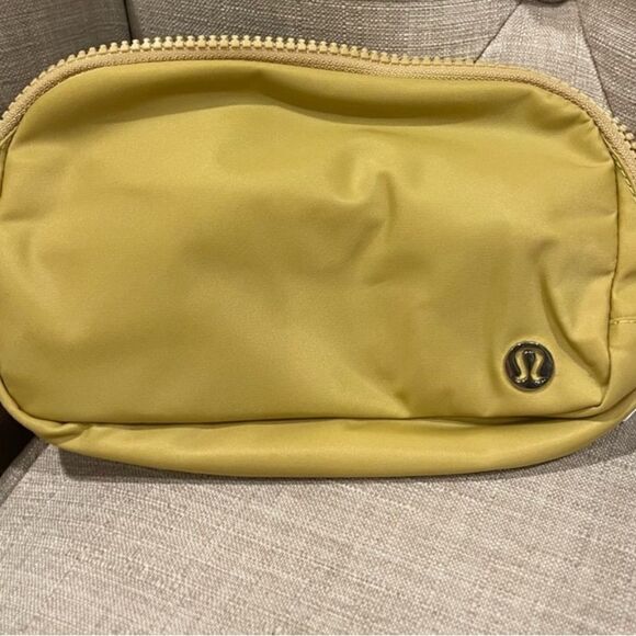 Lululemon Everywhere Belt Bag‎ In Golden Sand NWT - Picture 5 of 9